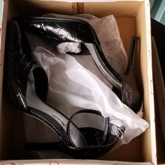 Anne Michelle Fuel-11X Patent Heels - Picture 4 of 6